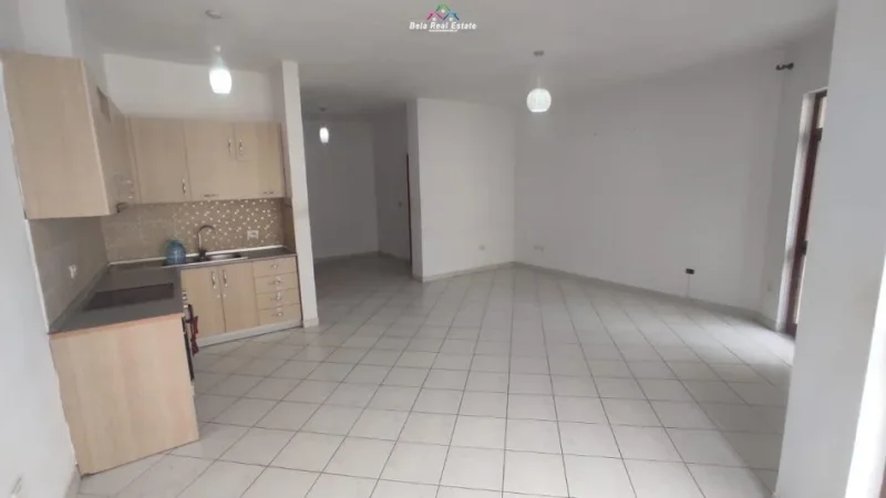 Tirane, jepet me qera zyre Kati 4, 110 m² 500 € (rruga e kavajes)