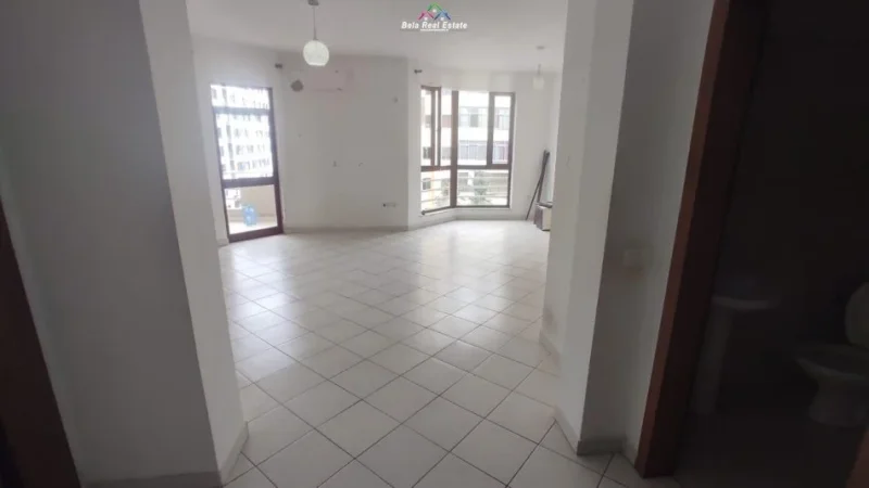 Tirane, jepet me qera zyre Kati 4, 110 m² 500 € (rruga e kavajes)
