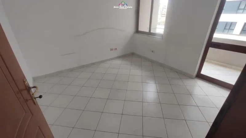 Tirane, jepet me qera zyre Kati 4, 110 m² 500 € (rruga e kavajes)