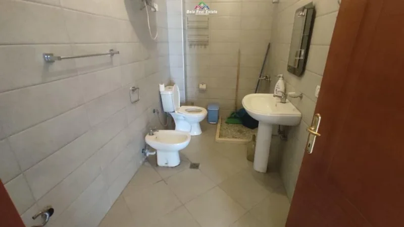 Tirane, jepet me qera zyre Kati 4, 110 m² 500 € (rruga e kavajes)