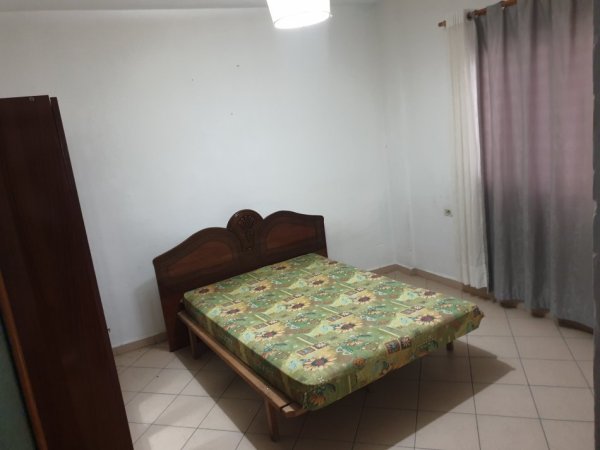 Tirane, jepet me qera Vile 1+1 Kati 2, 4 m² 200 € (Don bosko)