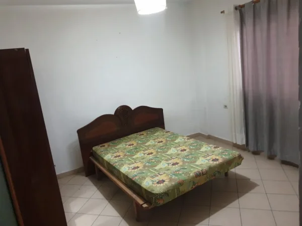 Tirane, jepet me qera Vile 1+1 Kati 2, 4 m² 200 € (Don bosko)