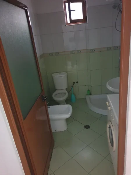 Tirane, jepet me qera Vile 1+1 Kati 2, 4 m² 200 € (Don bosko)