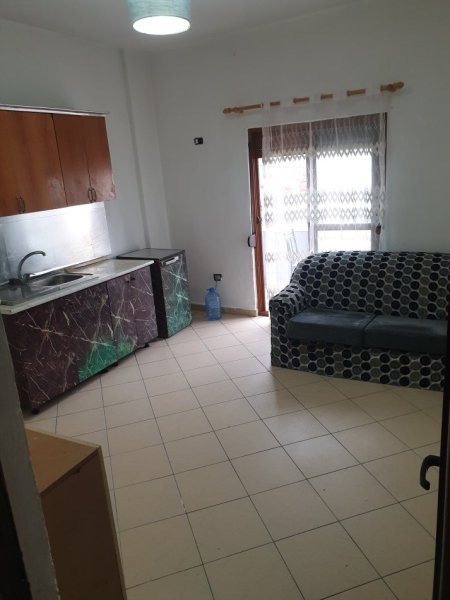 Tirane, jepet me qera Vile 1+1 Kati 2, 4 m² 200 € (Don bosko)