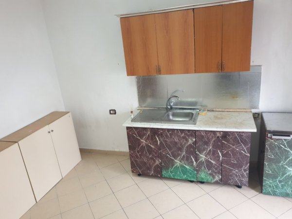 Tirane, jepet me qera Vile 1+1 Kati 2, 4 m² 200 € (Don bosko)