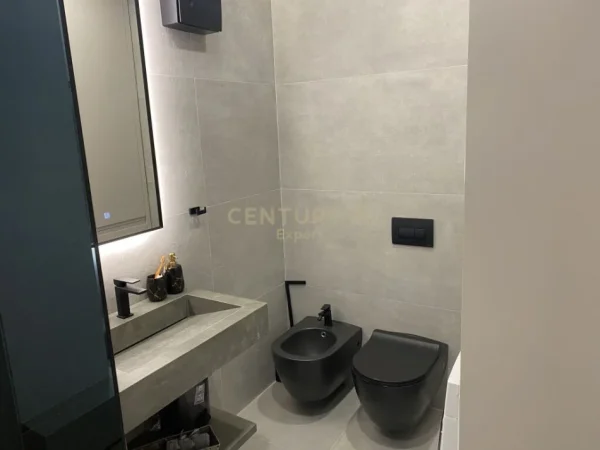 Tirane, jepet me qera apartament 2+1 Kati 9, 120 m² 1.800 € (bllok)
