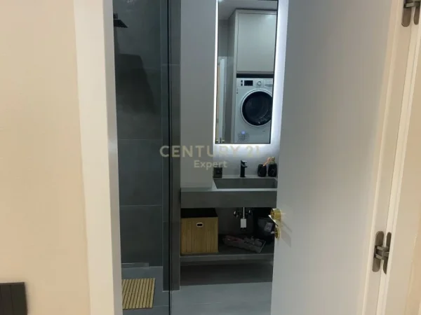 Tirane, jepet me qera apartament 2+1 Kati 9, 120 m² 1.800 € (bllok)