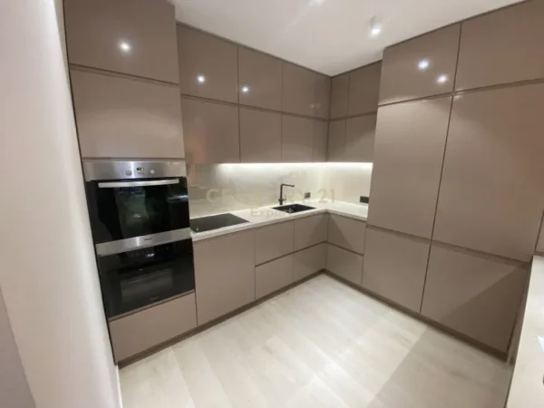 Tirane, jepet me qera apartament 2+1 Kati 9, 120 m² 1.800 € (bllok)
