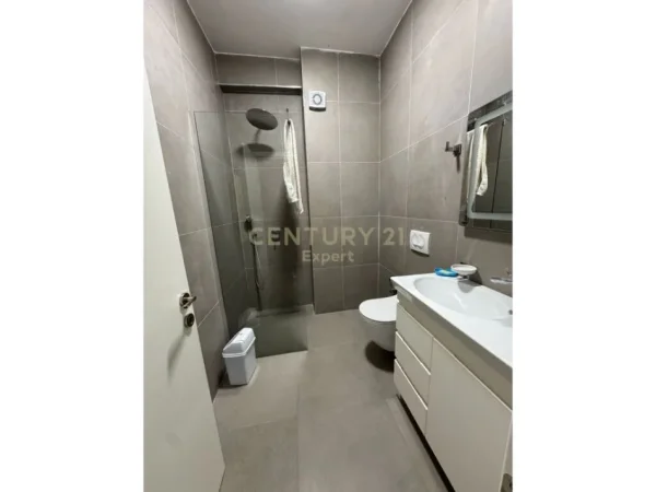 Tirane, jepet me qera apartament 2+1 Kati 2, 98 m² 650 € (medrese)