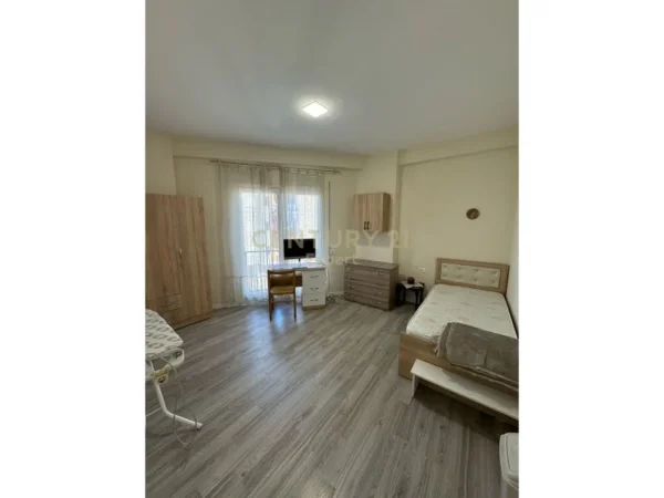 Tirane, jepet me qera apartament 2+1 Kati 2, 98 m² 650 € (medrese)