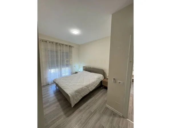 Tirane, jepet me qera apartament 2+1 Kati 2, 98 m² 650 € (medrese)