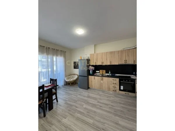Tirane, jepet me qera apartament 2+1 Kati 2, 98 m² 650 € (medrese)