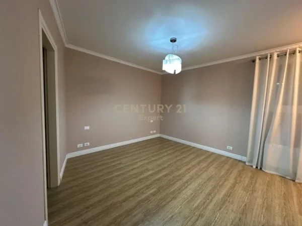 Tirane, jepet me qera Vile 3+1 Kati 2, 533 m² 2.200 € (LONG HILL)
