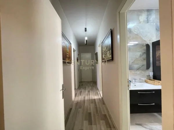 Tirane, jepet me qera apartament 2+1 Kati 3, 69 m² 800 € (rruga e durresit)
