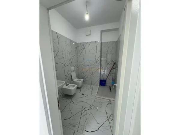 Tirane, jepet me qera ambjent biznesi Kati 2, 115 m² 650 € (Ali Demi)