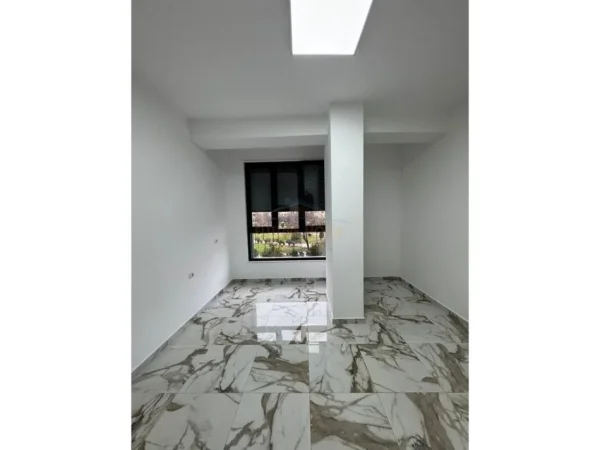 Tirane, jepet me qera ambjent biznesi Kati 2, 115 m² 650 € (Ali Demi)
