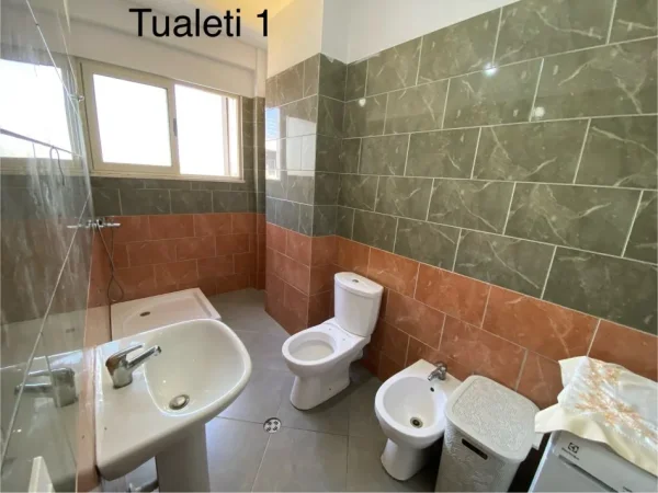 Tirane, jepet me qera apartament 2+1+Ballkon Kati 4, 110 m² 370 mije leke ne muaj (Aleksander Konda)