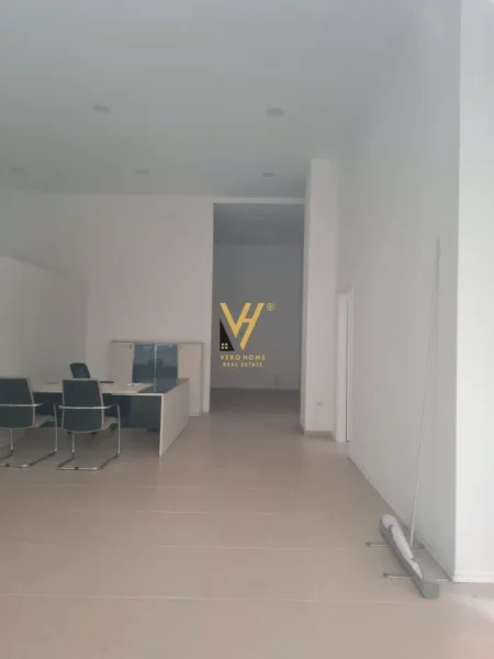 Tirane, jepet me qera dyqan Kati 0, 136 m² 1.500 € (RRUGA E DIBRES)