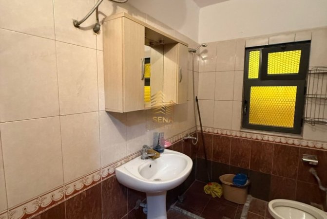 Tirane, jepet me qera apartament 2+1 Kati 1, 74 m² 550 € (Rruga Hysen Gjura)