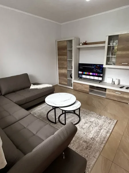 Tirane, jepet me qera apartament 1+1 Kati 2, 70 m² 650 € (Rruga Fortuzi)
