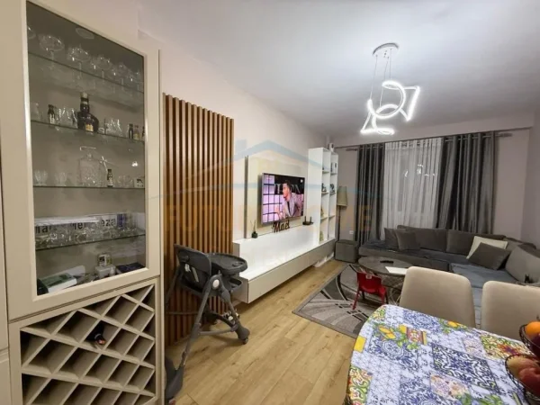 Okazion Tirane, shitet apartament 2+1+Ballkon Kati 9, 95 m² 135.000 € (Grand Gallery)