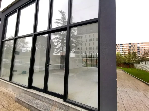 Tirane, jepet me qera ambjent biznesi Kati 0, 110 m² (Don Bosko, prane Gjykates Administrative Tirane)