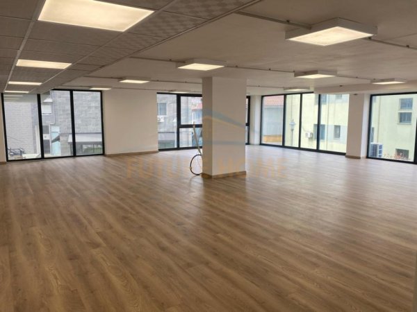 Tirane, jepet me qera ambjent biznesi Kati 0, 1.000 m² 7.000 € (Rruga e Dibres)