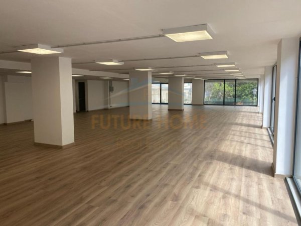 Tirane, jepet me qera ambjent biznesi Kati 0, 1.000 m² 7.000 € (Rruga e Dibres)