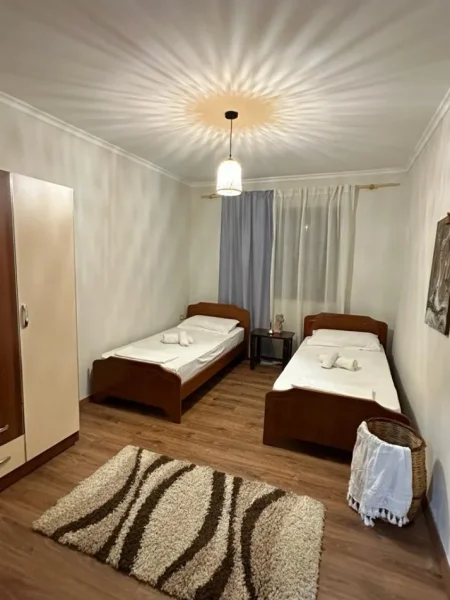 Tirane, jepet me qera apartament 2+1+Ballkon Kati 1, 100 m² 550 € (rruga Karl Gega)