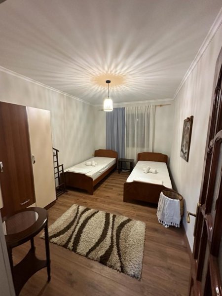 Tirane, jepet me qera apartament 2+1+Ballkon Kati 1, 100 m² 550 € (rruga Karl Gega)