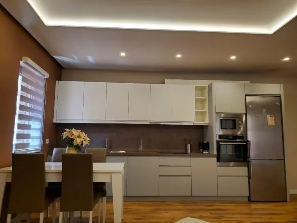 Tirane, jepet me qera apartament 2+1+Ballkon Kati 4, 130 m² 1.150 € (Kompleksi Deliorgji)