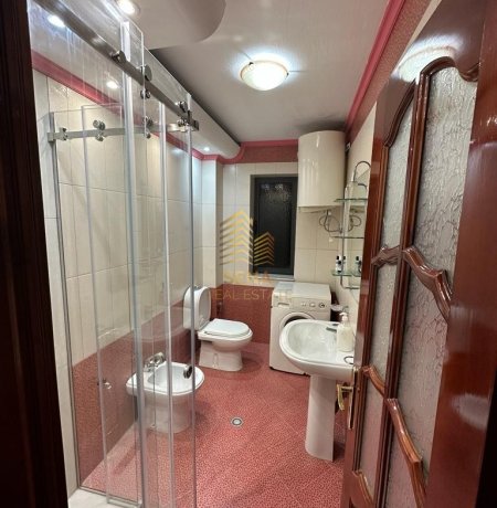Tirane, jepet me qera apartament 2+1 Kati 1, 100 m² 550 € (Rruga Karl Gega)