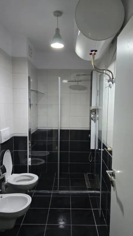 Tirane, jepet me qera apartament 2+1+Aneks+Ballkon Kati 5, 90 m² 650 € (kompleksi magnet)
