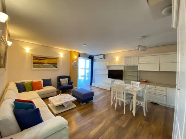 Tirane, shitet apartament 2+1+Ballkon Kati 5, 118 m² 221.000 € (Xhomllik)