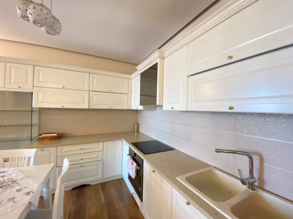 Tirane, shitet apartament 2+1+Ballkon Kati 5, 118 m² 221.000 € (Xhomllik)