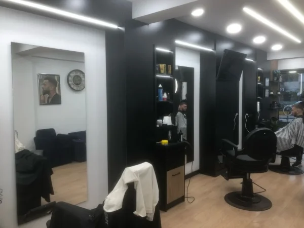 Tirane, jepet me qera dyqan Kati 0, 42 m² 1.000 € 