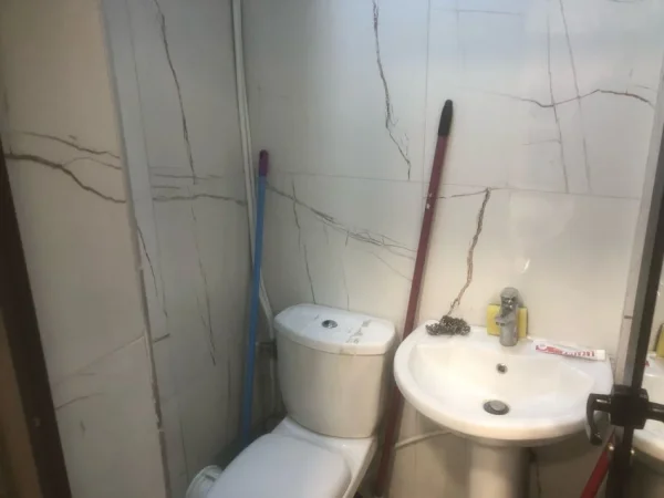 Tirane, jepet me qera dyqan Kati 0, 42 m² 1.000 € 