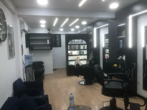 Tirane, jepet me qera dyqan Kati 0, 42 m² 1.000 € 