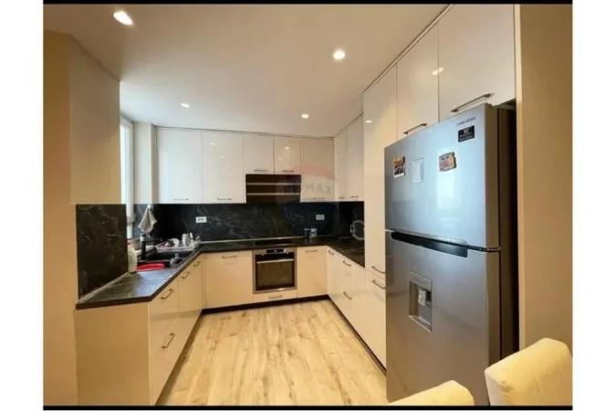 Tirane, jepet me qera apartament 2+1+Ballkon Kati 7, 120 m² 800 € (Rruga e Kavajes)