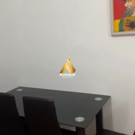 Tirane, jepet me qera apartament 1+1+Ballkon Kati 3, 65 m² 600 € (myslym shyri)