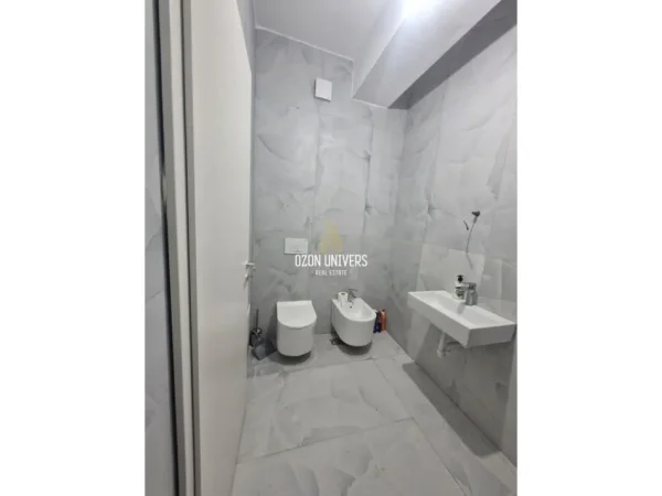Tirane, jepet me qera apartament 1+1 Kati 1, 65 m² 400 € (Ali Demi)