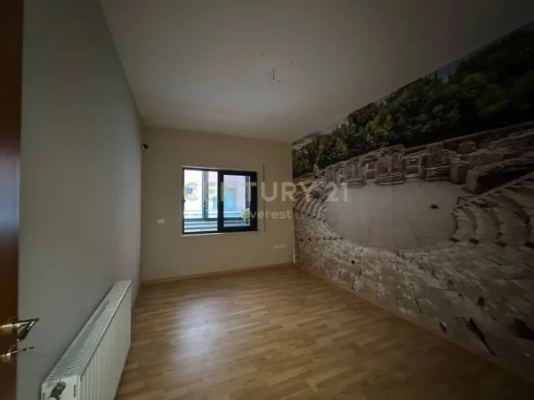 Tirane, jepet me qera zyre Kati 3, 1.000 € (rruga e barrikadave)