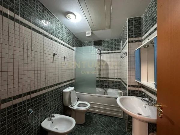 Tirane, jepet me qera zyre Kati 3, 1.000 € (rruga e barrikadave)