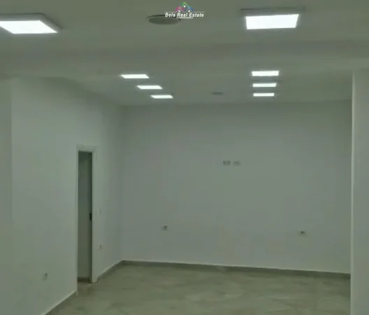 Tirane, jepet me qera dyqan Kati 0, 57 m² 1.000 € (SELVIA)