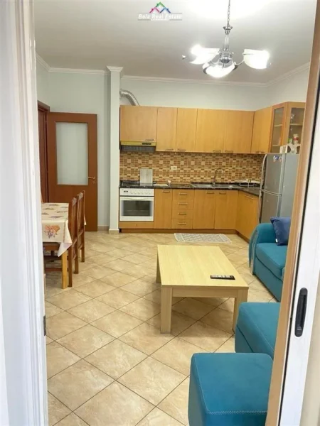 Tirane, jepet me qera apartament 1+1+Ballkon Kati 4, 65 m² 550 € (KOMUNA E PARISIT)