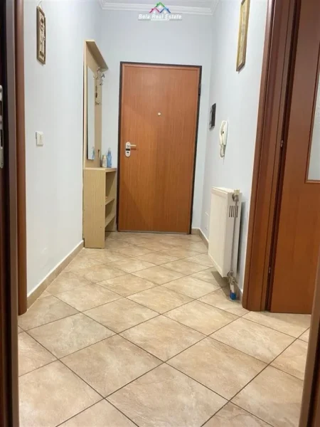 Tirane, jepet me qera apartament 1+1+Ballkon Kati 4, 65 m² 550 € (KOMUNA E PARISIT)