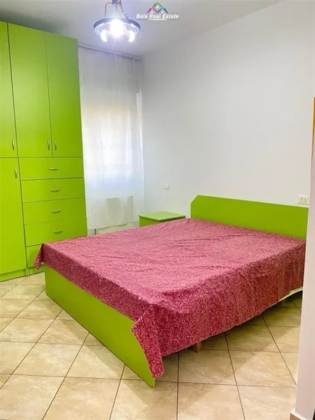 Tirane, jepet me qera apartament 1+1+Ballkon Kati 4, 65 m² 550 € (KOMUNA E PARISIT)