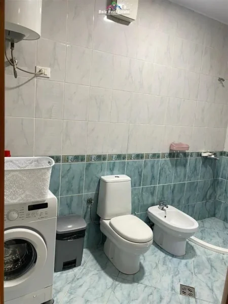 Tirane, jepet me qera apartament 1+1+Ballkon Kati 4, 65 m² 550 € (KOMUNA E PARISIT)