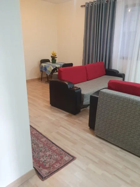 Tirane, jepet me qera shtepi 1+1 Kati 1, 55 m² 400 € (Jepet me Qera Super Hyrja 1+1 400 Euro ne Selite)