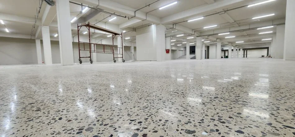 Tirane, jepet me qera magazine Kati 0, 3.600 m² 15.000 € (mezez)